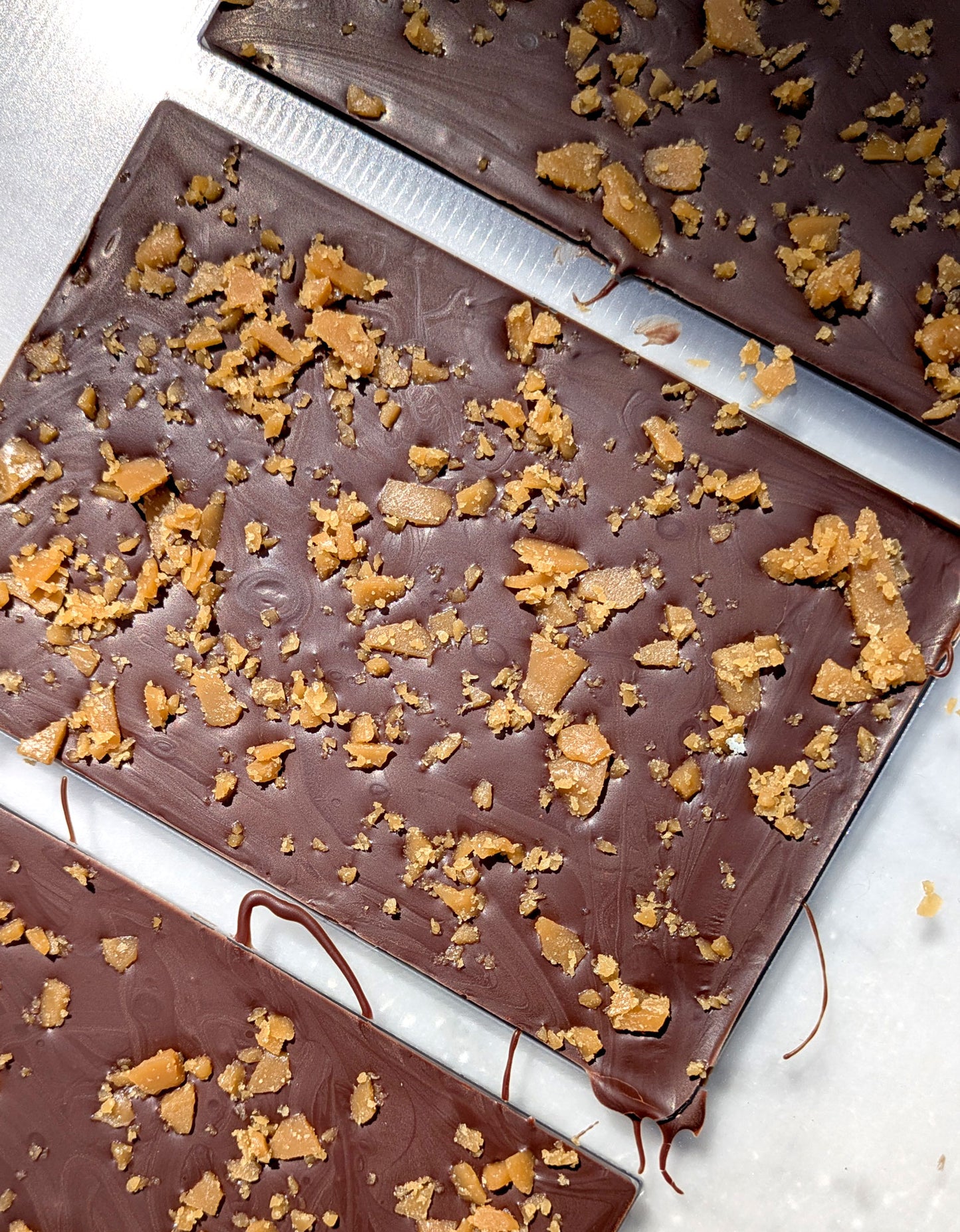 Chocolat au lait Bajo Mira aux éclats de caramel